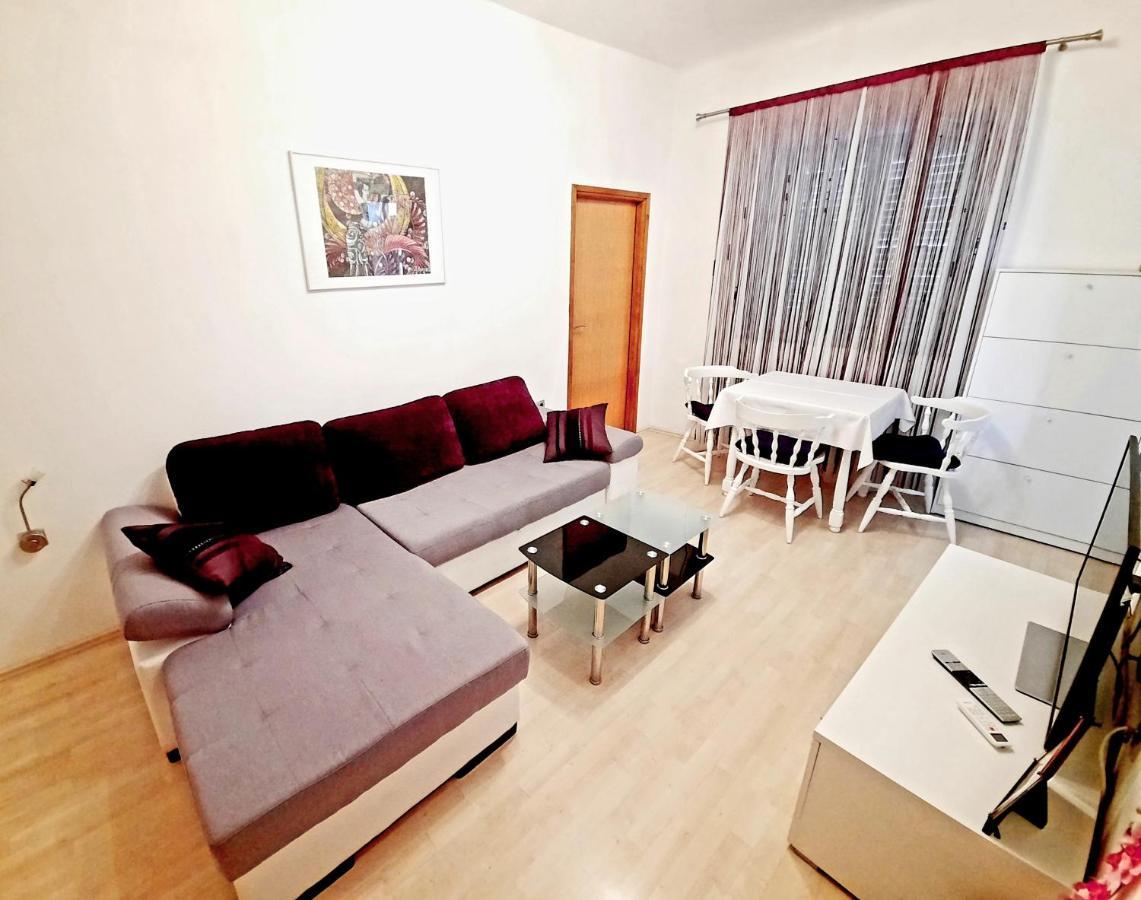 Apartment Ory Near The City Center With Free Parking Pula Exterior photo